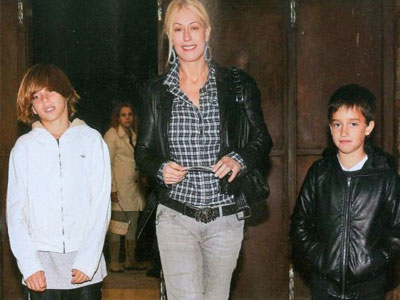 Η Μαρία Μπακοδήμου στο θέατρο με τα παιδιά της